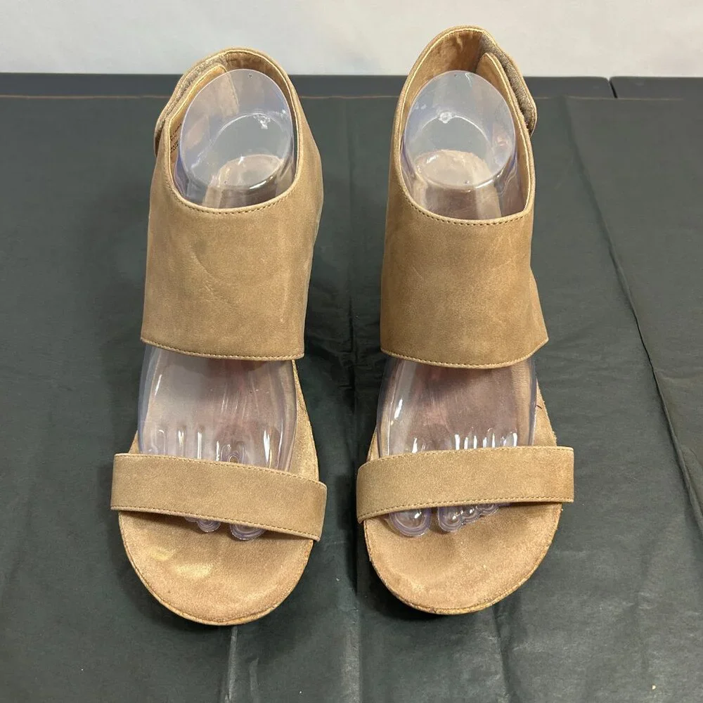 Adrienne Vittadini‎ Trevin mid-wedge tan sandal size 9M